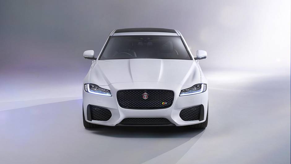 No que diz respeito à motorização, a preocupação da Jaguar é a redução da emissão de CO2. O mais "verde" é o 2.0 Ingenium a diesel, oferecendo 161 cv enquanto emite 104 gramas de CO2 por quilômetro rodado | <a href="https://beta-develop.quatrorodas.abril.com.br/noticias" rel="migration"></a> No que diz respeito à motorização, a preocupação da Jaguar é a redução da emissão de CO2. O mais "verde" é o 2.0 Ingenium a diesel, oferecendo 161 cv enquanto emite 104 gramas de CO2 por quilômetro rodado | <a href="https://beta-develop.quatrorodas.abril.com.br/noticias" rel="migration"></a>
