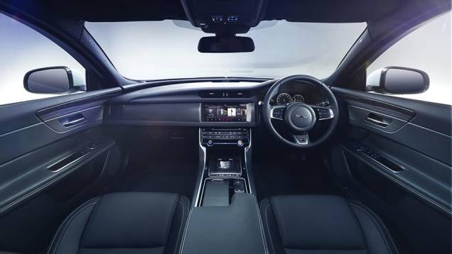Por dentro, o destaque vai para o mais moderno sistema multim&iacute;dia dispon&iacute;vel para ve&iacute;culos da Jagar Land Rover, o InControl Touch Pro | <a href="https://beta-develop.quatrorodas.abril.com.br/noticias/fabricantes/jaguar-apresenta-novo-xf-850881.shtml" rel="migration">Leia mais</a>