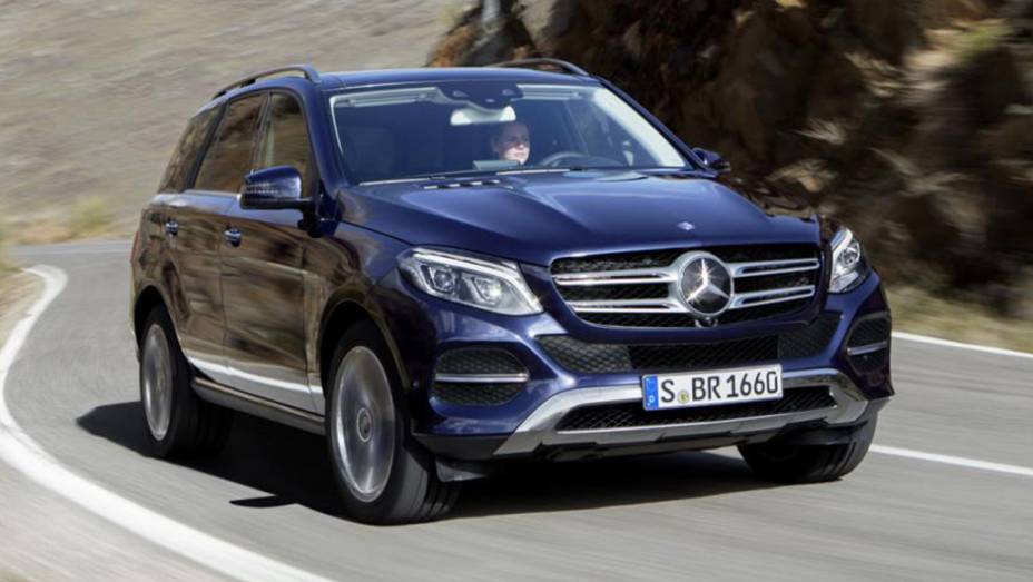 Se você acha que já viu esse carro antes, está certo. O GLE é, na verdade, o facelift rebatizado do antigo Classe M | <a href="https://beta-develop.quatrorodas.abril.com.br/noticias/saloes/new-york-2015/mercedes-benz-revela-gle-2016-851477.shtml" rel="migration">Leia mais</a>