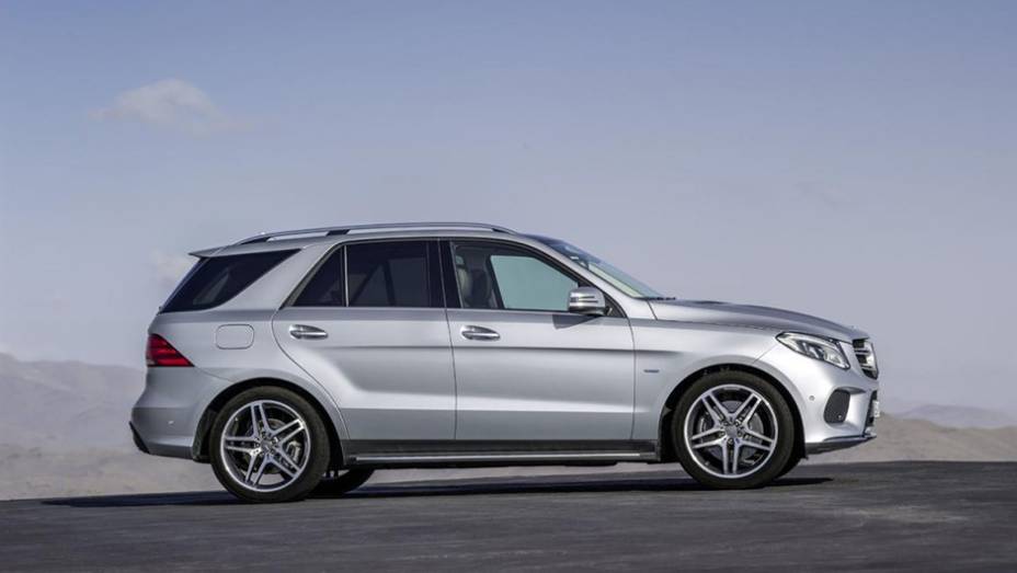 Tamb&eacute;m h&aacute; duas vers&otilde;es convencionais a gasolina (3.0 V6 e 4.7 V8), bem como duas op&ccedil;&otilde;es de performance AMG e uma plug-in h&iacute;brida | <a href="https://beta-develop.quatrorodas.abril.com.br/noticias/saloes/new-york-2015/mercedes-benz-revela-gle-2016-851477.shtml" rel="migration"></a>