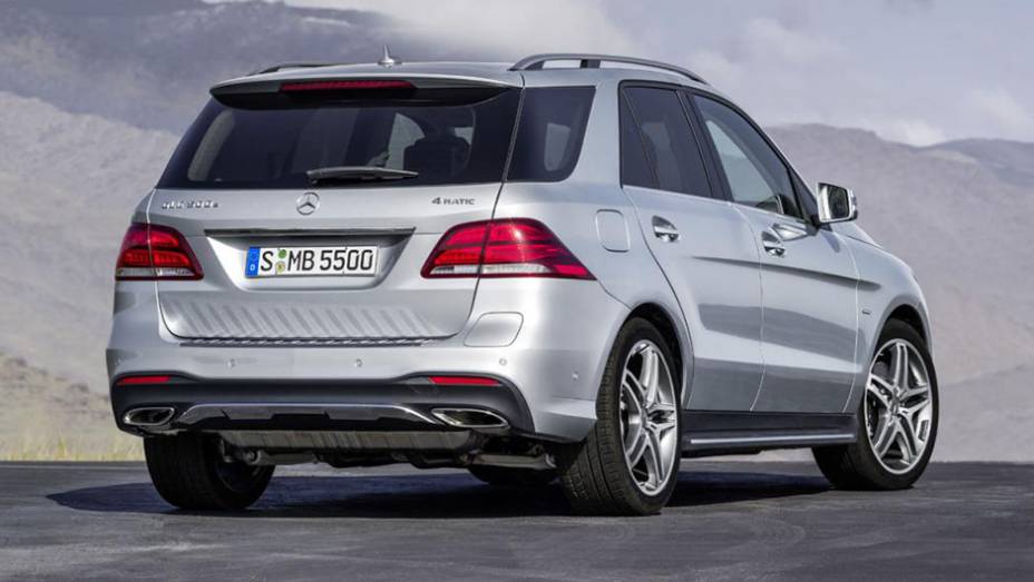 Sob o cap&ocirc;, h&aacute; duas vers&otilde;es com motores movidos a diesel (2.1 de 4 cilindros e 3.0 V6) | <a href="https://beta-develop.quatrorodas.abril.com.br/noticias/saloes/new-york-2015/mercedes-benz-revela-gle-2016-851477.shtml" rel="migration">Leia mais</a>