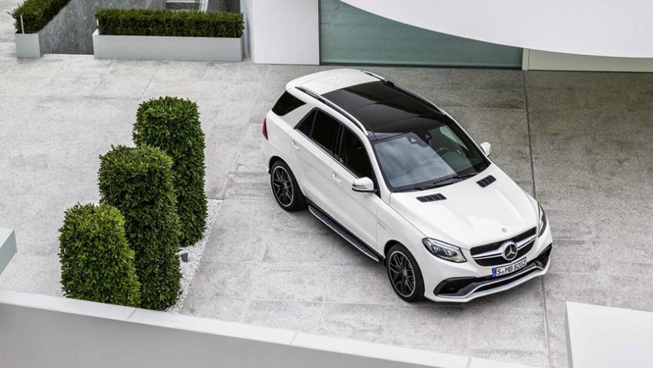 As modificações visuais chegam na grade frontal revisada, bem como nos faróis redesenhados | <a href="https://beta-develop.quatrorodas.abril.com.br/noticias/saloes/new-york-2015/mercedes-benz-revela-gle-2016-851477.shtml" rel="migration">Leia mais</a>