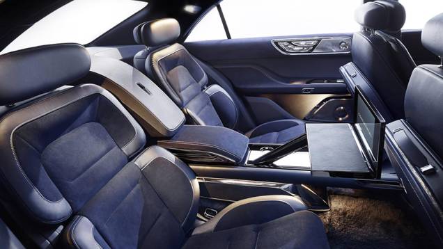 Os passageiros traseiros também têm acesso ao controle climático | <a href="https://beta-develop.quatrorodas.abril.com.br/noticias/saloes/new-york-2015/lincoln-ressuscita-nome-continental-carro-conceito-851946.shtml" rel="migration">Leia mais</a> Os passageiros traseiros também têm acesso ao controle climático | <a href="https://beta-develop.quatrorodas.abril.com.br/noticias/saloes/new-york-2015/lincoln-ressuscita-nome-continental-carro-conceito-851946.shtml" rel="migration">Leia mais</a>