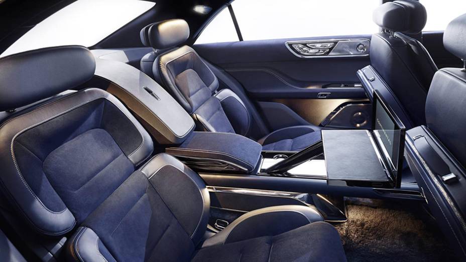 Os passageiros traseiros também têm acesso ao controle climático | <a href="https://beta-develop.quatrorodas.abril.com.br/noticias/saloes/new-york-2015/lincoln-ressuscita-nome-continental-carro-conceito-851946.shtml" rel="migration">Leia mais</a> Os passageiros traseiros também têm acesso ao controle climático | <a href="https://beta-develop.quatrorodas.abril.com.br/noticias/saloes/new-york-2015/lincoln-ressuscita-nome-continental-carro-conceito-851946.shtml" rel="migration">Leia mais</a>