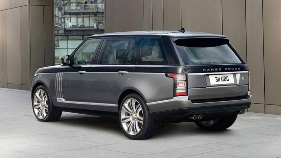 ... e as quatro ponteiras de escapamento. Aliás, são três opções de motorização | <a href="https://beta-develop.quatrorodas.abril.com.br/noticias/saloes/new-york-2015/range-rover-svautobiography-revelado-851965.shtml" rel="migration">Leia mais</a>