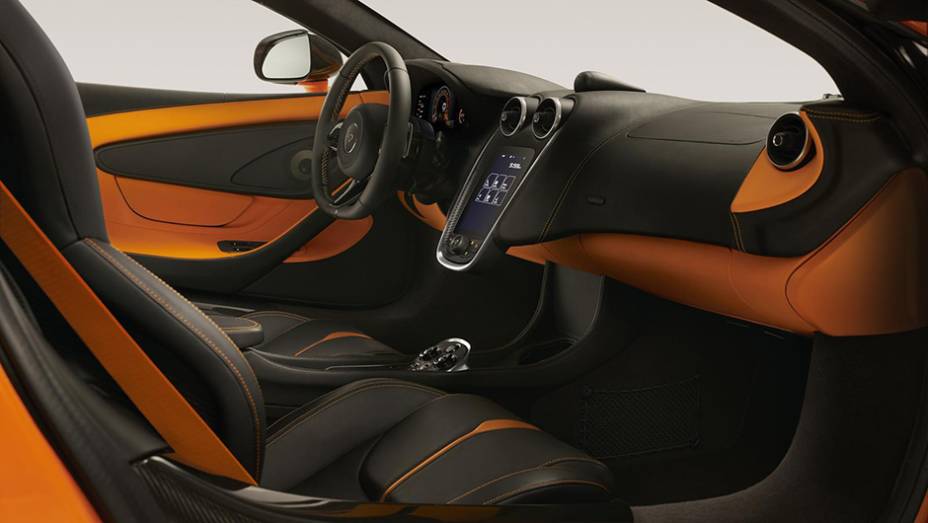 ...painel de instrumentos digital e sistema multimídia IRIS, com tela sensível ao toque de sete polegadas | <a href="https://beta-develop.quatrorodas.abril.com.br/noticias/saloes/new-york-2015/mclaren-570s-oficialmente-apresentado-852108.shtml" rel="migration">Leia mais</a> ...painel de instrumentos digital e sistema multimídia IRIS, com tela sensível ao toque de sete polegadas | <a href="https://beta-develop.quatrorodas.abril.com.br/noticias/saloes/new-york-2015/mclaren-570s-oficialmente-apresentado-852108.shtml" rel="migration">Leia mais</a>