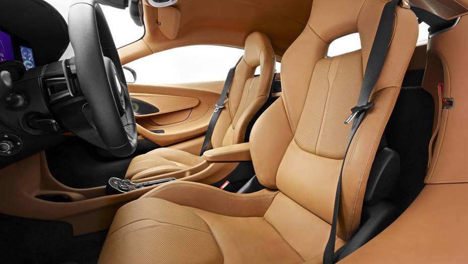 Por dentro, o modelo ostenta bancos esportivos (opcionalmente, revestidos em couro Nappa ou Alcantara)... | <a href="https://beta-develop.quatrorodas.abril.com.br/noticias/saloes/new-york-2015/mclaren-570s-oficialmente-apresentado-852108.shtml" rel="migration">Leia mais</a> Por dentro, o modelo ostenta bancos esportivos (opcionalmente, revestidos em couro Nappa ou Alcantara)... | <a href="https://beta-develop.quatrorodas.abril.com.br/noticias/saloes/new-york-2015/mclaren-570s-oficialmente-apresentado-852108.shtml" rel="migration">Leia mais</a>