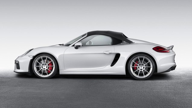 O convers&iacute;vel chega ao mercado europeu em julho, com pre&ccedil;o definido em 79.945 euros | <a href="https://beta-develop.quatrorodas.abril.com.br/noticias/saloes/new-york-2015/porsche-apresenta-novo-boxster-spyder-852331.shtml" rel="migration">Leia mais</a>