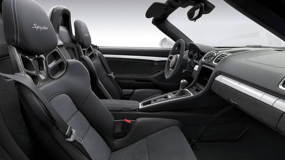 Por dentro, as mudanças são mais discretas, mas os bancos esportivos foram atualizados, enquanto o volante é totalmente novo | <a href="https://beta-develop.quatrorodas.abril.com.br/noticias/saloes/new-york-2015/porsche-apresenta-novo-boxster-spyder-852331.shtml" rel="migration">Leia ma</a> Por dentro, as mudanças são mais discretas, mas os bancos esportivos foram atualizados, enquanto o volante é totalmente novo | <a href="https://beta-develop.quatrorodas.abril.com.br/noticias/saloes/new-york-2015/porsche-apresenta-novo-boxster-spyder-852331.shtml" rel="migration">Leia ma</a>