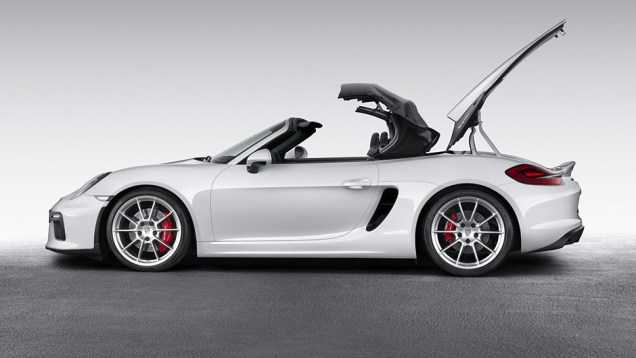 Vale destaque tamb&eacute;m o teto retr&aacute;til semiautom&aacute;tico | <a href="https://beta-develop.quatrorodas.abril.com.br/noticias/saloes/new-york-2015/porsche-apresenta-novo-boxster-spyder-852331.shtml" rel="migration">Leia mais</a>