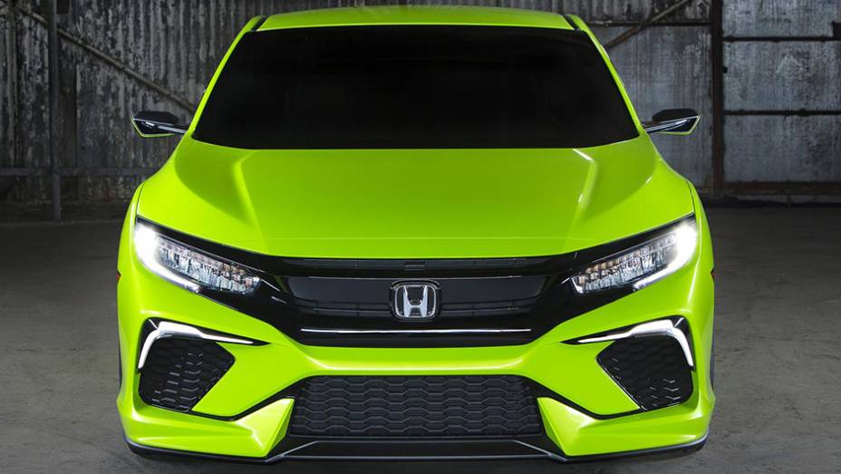 A grade frontal segue o padrão "Flying H", há faróis de LED e entradas de ar mais expressivas no para-choque | <a href="https://beta-develop.quatrorodas.abril.com.br/noticias/saloes/new-york-2015/honda-surpreende-mostra-civic-concept-852407.shtml" rel="migration">Leia mais</a>