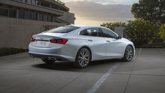 De modo geral, externamente, o Malibu est&aacute; mais refinado do que antes, com carroceria mais aerodin&acirc;mica e harm&ocirc;nica | <a href="https://beta-develop.quatrorodas.abril.com.br/noticias/saloes/new-york-2015/chevrolet-malibu-emagrece-136-kg-nova-geracao-852327.shtml" rel="migration">Leia mai</a>
