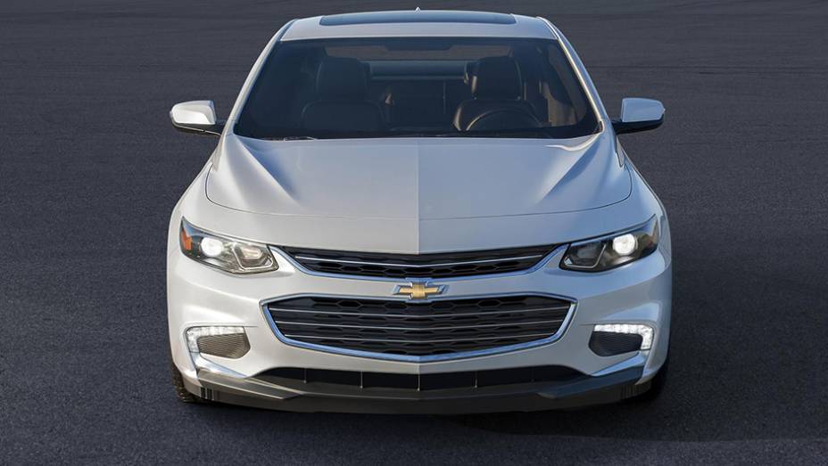 Nas versões superiores, há itens como luzes diurnas e lanternas traseiras de LED | <a href="https://beta-develop.quatrorodas.abril.com.br/noticias/saloes/new-york-2015/chevrolet-malibu-emagrece-136-kg-nova-geracao-852327.shtml" rel="migration">Leia mais</a>