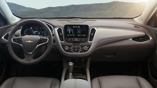 H&aacute; ainda uma vers&atilde;o h&iacute;brida, oferecendo 182 cv de modo combinado | <a href="https://beta-develop.quatrorodas.abril.com.br/noticias/saloes/new-york-2015/chevrolet-malibu-emagrece-136-kg-nova-geracao-852327.shtml" rel="migration">Leia mais</a>