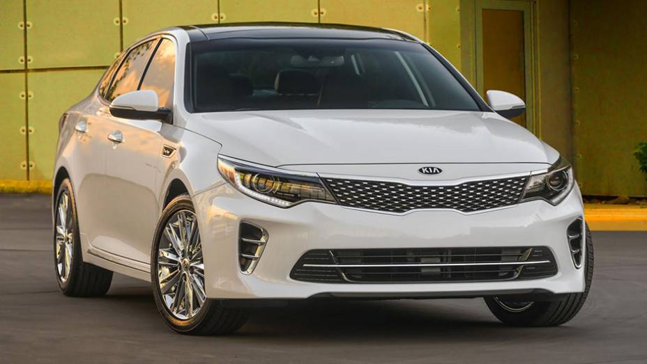 O Kia Optima foi renovado, com algumas mudanças estéticas. Um exemplo é a grade frontal | <a href="https://beta-develop.quatrorodas.abril.com.br/noticias/saloes/new-york-2015/kia-atualiza-visual-optima-852411.shtml" rel="migration">Leia mais</a>