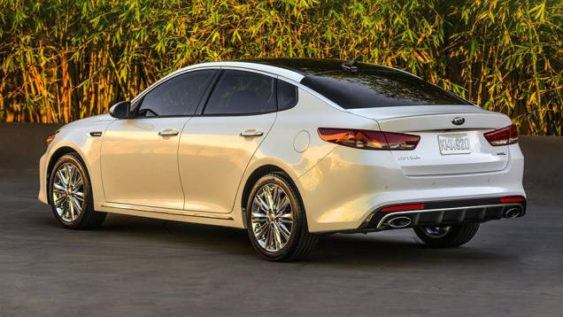 As outras são a 2.4 de quatro cilindros, de 185 cv e câmbio automático de seis marchas, e 2.0 turbo de quatro cilindros, despejando 247 cv | <a href="https://beta-develop.quatrorodas.abril.com.br/noticias/saloes/new-york-2015/kia-atualiza-visual-optima-852411.shtml" rel="migration">Leia</a> As outras são a 2.4 de quatro cilindros, de 185 cv e câmbio automático de seis marchas, e 2.0 turbo de quatro cilindros, despejando 247 cv | <a href="https://beta-develop.quatrorodas.abril.com.br/noticias/saloes/new-york-2015/kia-atualiza-visual-optima-852411.shtml" rel="migration">Leia</a>