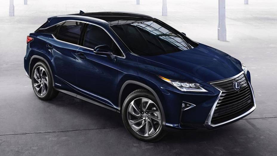 A Lexus promoveu alterações no visual do RX, que agora tem linhas similares às do irmão menor NX | <a href="https://beta-develop.quatrorodas.abril.com.br/noticias/saloes/new-york-2015/lexus-revela-quarta-geracao-rx-852381.shtml" rel="migration">Leia mais</a>