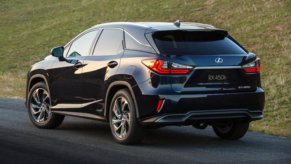 No que diz respeito à motorização, o modelo da Lexus chega com a versão 350, equipada com bloco 3.5 V6 que entrega 300 cavalos de potência | <a href="https://beta-develop.quatrorodas.abril.com.br/noticias/saloes/new-york-2015/lexus-revela-quarta-geracao-rx-852381.shtml" rel="migration"></a>