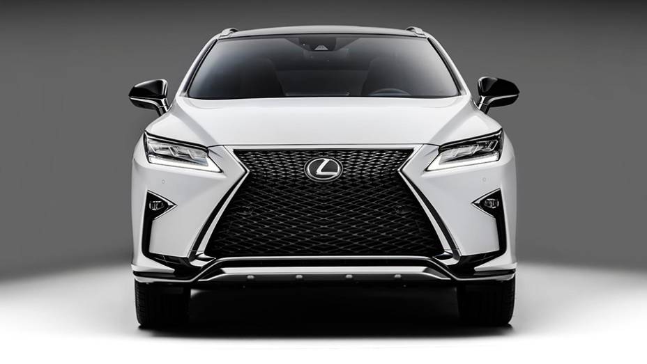 J&aacute; a vers&atilde;o 450h, mesclando o mesmo bloco a combust&atilde;o com um motor el&eacute;trico. A pot&ecirc;ncia combinada tamb&eacute;m chega a 300 cv | <a href="https://beta-develop.quatrorodas.abril.com.br/noticias/saloes/new-york-2015/lexus-revela-quarta-geracao-rx-852381.shtml" rel="migration">Leia mais</a>