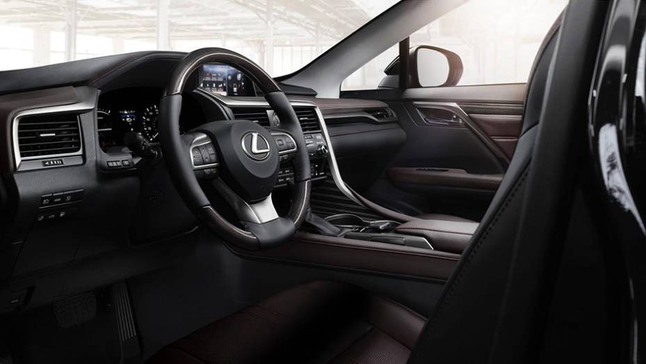 Na cabine, o SUV ganha sistema multimídia com tela sensível ao toque de 12,3 polegadas | <a href="https://beta-develop.quatrorodas.abril.com.br/noticias/saloes/new-york-2015/lexus-revela-quarta-geracao-rx-852381.shtml" rel="migration">Leia mais</a>