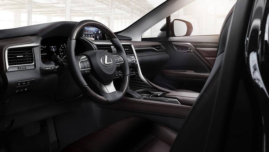 Na cabine, o SUV ganha sistema multim&iacute;dia com tela sens&iacute;vel ao toque de 12,3 polegadas | <a href="https://beta-develop.quatrorodas.abril.com.br/noticias/saloes/new-york-2015/lexus-revela-quarta-geracao-rx-852381.shtml" rel="migration">Leia mais</a>