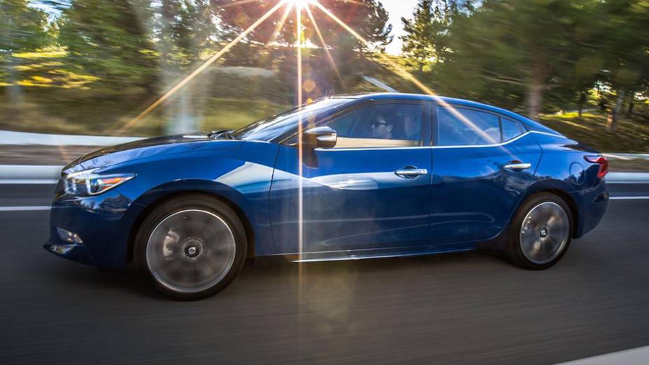 As rodas de liga-leve s&atilde;o de 18 polegadas... | <a href="https://beta-develop.quatrorodas.abril.com.br/noticias/saloes/new-york-2015/nissan-maxima-surge-renovado-nova-iorque-852660.shtml" rel="migration">Leia mais</a>