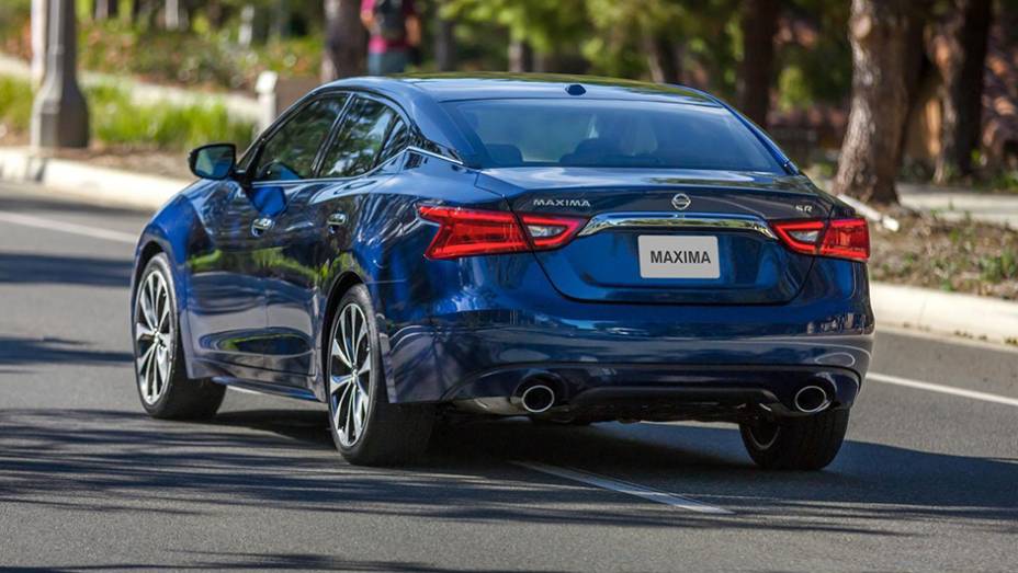 ...enquanto o sistema de exaust&atilde;o tem ponteira dupla de escape | <a href="https://beta-develop.quatrorodas.abril.com.br/noticias/saloes/new-york-2015/nissan-maxima-surge-renovado-nova-iorque-852660.shtml" rel="migration">Leia mais</a>