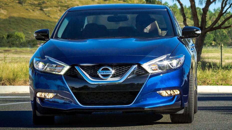 O modelo tem grade frontal em formato de "V", faróis de LED e teto "flutuante" | <a href="https://beta-develop.quatrorodas.abril.com.br/noticias/saloes/new-york-2015/nissan-maxima-surge-renovado-nova-iorque-852660.shtml" rel="migration">Leia mais</a>