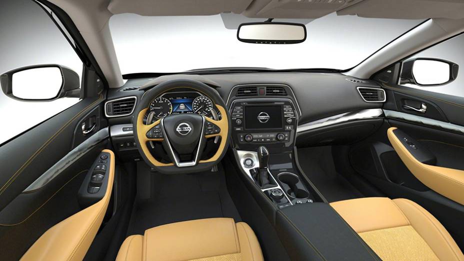 Internamente, o modelo traz volante esportivo com base achatada, revestimento em couro Alcantara e sistema multim&iacute;dia com tela de sete polegadas | <a href="https://beta-develop.quatrorodas.abril.com.br/noticias/saloes/new-york-2015/nissan-maxima-surge-renovado-nova-iorq" rel="migration"></a>