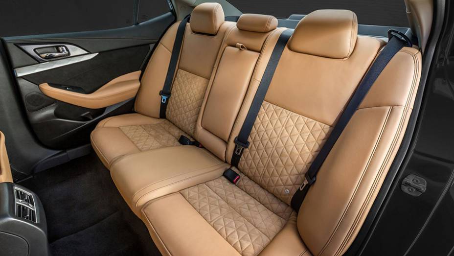 Como opcionais, surgem bancos t&eacute;rmicos e revestidos em couro Ascot, sistema de &aacute;udio Bose, cruise control, alerta de tr&aacute;fego traseiro e sistema de alerta de colis&atilde;o frontal | <a href="https://beta-develop.quatrorodas.abril.com.br/noticias/saloes/new-york-2015/nissan-max" rel="migration"></a>