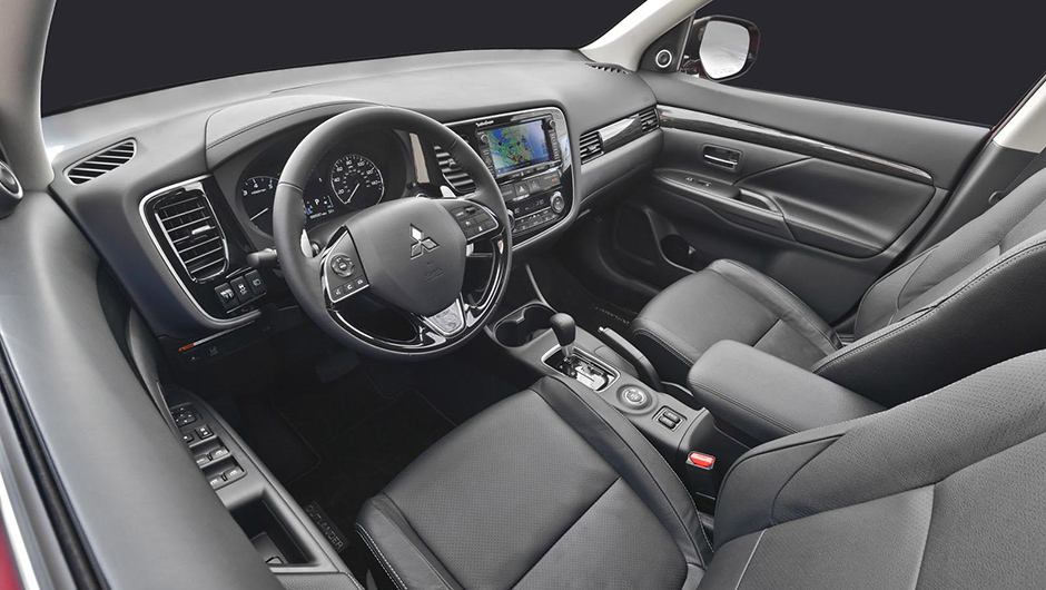 Na cabine tamb&eacute;m h&aacute; novidades, incluindo a utiliza&ccedil;&atilde;o de um material com maior capacidade de isolamento ac&uacute;stico, novo volante multifuncional... | <a href="https://beta-develop.quatrorodas.abril.com.br/noticias/saloes/new-york-2015/mitsubishi-apresenta-facelift-outlande" rel="migration"></a>