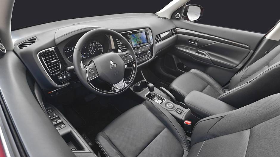 Na cabine tamb&eacute;m h&aacute; novidades, incluindo a utiliza&ccedil;&atilde;o de um material com maior capacidade de isolamento ac&uacute;stico, novo volante multifuncional... | <a href="https://beta-develop.quatrorodas.abril.com.br/noticias/saloes/new-york-2015/mitsubishi-apresenta-facelift-outlande" rel="migration"></a>