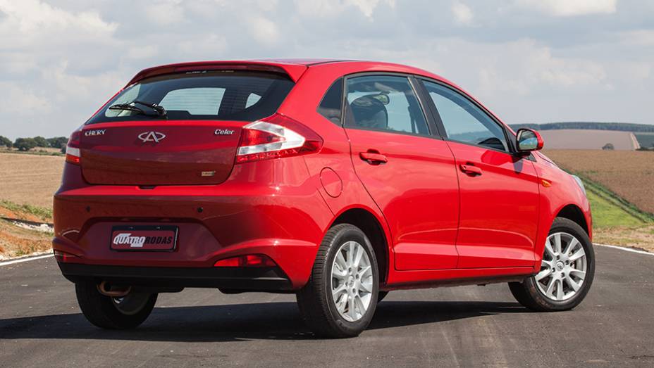 Na traseira, as lanternas agora tem lâmpadas de LED, enquanto as laterais ganharam vincos pronunciados | <a href="https://beta-develop.quatrorodas.abril.com.br/noticias/fabricantes/novo-chery-celer-chega-r-38-990-854540.shtml" rel="migration">Leia mais</a> Na traseira, as lanternas agora tem lâmpadas de LED, enquanto as laterais ganharam vincos pronunciados | <a href="https://beta-develop.quatrorodas.abril.com.br/noticias/fabricantes/novo-chery-celer-chega-r-38-990-854540.shtml" rel="migration">Leia mais</a>