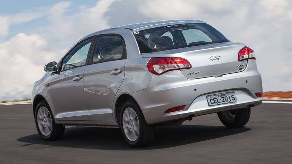 A versão sedã ainda incorpora uma interessante novidade na abertura do porta-malas traseiro, no qual a tampa se eleva juntamente com o vidro traseiro, ampliando o acesso ao compartimento | <a href="https://beta-develop.quatrorodas.abril.com.br/noticias/fabricantes/novo-" rel="migration"></a> A versão sedã ainda incorpora uma interessante novidade na abertura do porta-malas traseiro, no qual a tampa se eleva juntamente com o vidro traseiro, ampliando o acesso ao compartimento | <a href="https://beta-develop.quatrorodas.abril.com.br/noticias/fabricantes/novo-" rel="migration"></a>