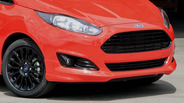 H&aacute; por&eacute;m, detalhes que mostram a caracter&iacute;stica esportiva do modelo, como as rodas de 16 polegadas escuras | <a href="https://beta-develop.quatrorodas.abril.com.br/noticias/fabricantes/new-fiesta-sport-aparece-site-oficial-ford-853100.shtml" rel="migration">Leia mais</a>