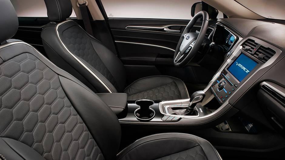 O destaque do Vignale Mondeo fica por conta do interior requintado, j&aacute; que a cabine conta com revestimento em couro em relevo | <a href="https://beta-develop.quatrorodas.abril.com.br/noticias/fabricantes/ford-revela-versao-producao-vignale-mondeo-856002.shtml" rel="migration"></a>