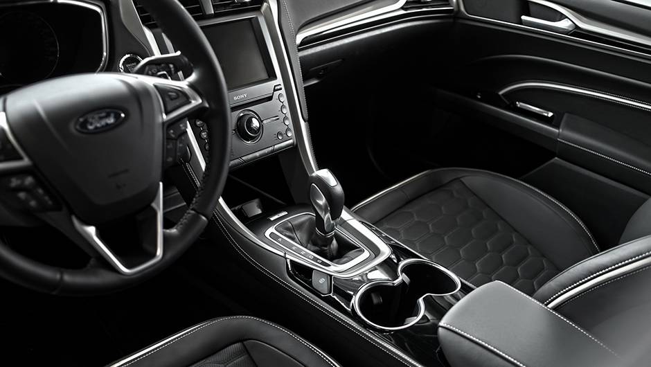 Tamb&eacute;m est&atilde;o presentes materiais agrad&aacute;veis ao toque no painel, no console central, no descanso de bra&ccedil;o e nas portas | <a href="https://beta-develop.quatrorodas.abril.com.br/noticias/fabricantes/ford-revela-versao-producao-vignale-mondeo-856002.shtml" rel="migration">Leia mais</a>