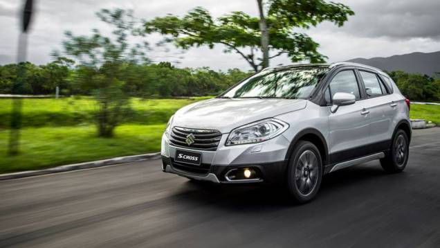 Em todas as versões, o SUV é equipado com motor 1.6 a gasolina, oferecendo 120 cv | <a href="https://beta-develop.quatrorodas.abril.com.br/noticias/fabricantes/suzuki-s-cross-chega-r-74-900-858040.shtml" rel="migration">Leia mais</a> Em todas as versões, o SUV é equipado com motor 1.6 a gasolina, oferecendo 120 cv | <a href="https://beta-develop.quatrorodas.abril.com.br/noticias/fabricantes/suzuki-s-cross-chega-r-74-900-858040.shtml" rel="migration">Leia mais</a>