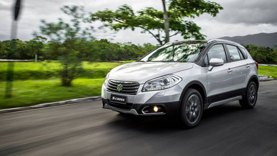 Em todas as vers&otilde;es, o SUV &eacute; equipado com motor 1.6 a gasolina, oferecendo 120 cv | <a href="https://beta-develop.quatrorodas.abril.com.br/noticias/fabricantes/suzuki-s-cross-chega-r-74-900-858040.shtml" rel="migration">Leia mais</a>