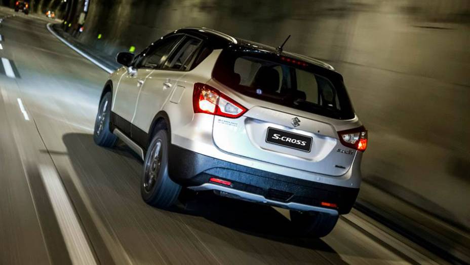 Quatro configura&ccedil;&otilde;es est&atilde;o dispon&iacute;veis; nas duas principais, est&aacute; presente o sistema AllGrip de tra&ccedil;&atilde;o 4x4 | <a href="https://beta-develop.quatrorodas.abril.com.br/noticias/fabricantes/suzuki-s-cross-chega-r-74-900-858040.shtml" rel="migration">Leia mais</a>
