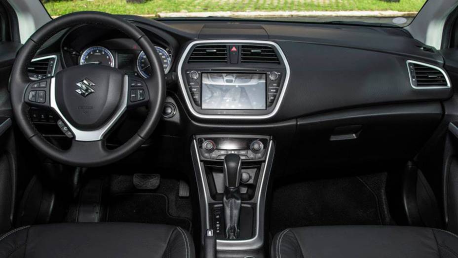 Na vers&atilde;o de topo de linha, est&aacute; presente um sistema multim&iacute;dia com tela de oito polegadas | <a href="https://beta-develop.quatrorodas.abril.com.br/noticias/fabricantes/suzuki-s-cross-chega-r-74-900-858040.shtml" rel="migration">Leia mais</a>