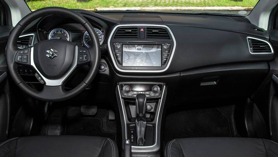 Na versão de topo de linha, está presente um sistema multimídia com tela de oito polegadas | <a href="https://beta-develop.quatrorodas.abril.com.br/noticias/fabricantes/suzuki-s-cross-chega-r-74-900-858040.shtml" rel="migration">Leia mais</a> Na versão de topo de linha, está presente um sistema multimídia com tela de oito polegadas | <a href="https://beta-develop.quatrorodas.abril.com.br/noticias/fabricantes/suzuki-s-cross-chega-r-74-900-858040.shtml" rel="migration">Leia mais</a>