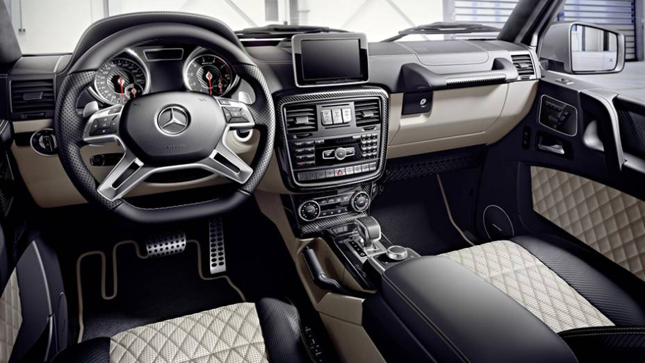 Por dentro, o acabamento é superior, com bancos revestidos em couro de dois tons e costura contrastante | <a href="https://beta-develop.quatrorodas.abril.com.br/noticias/fabricantes/mercedes-benz-classe-g-recebe-facelift-860921.shtml" rel="migration">Leia mais</a>