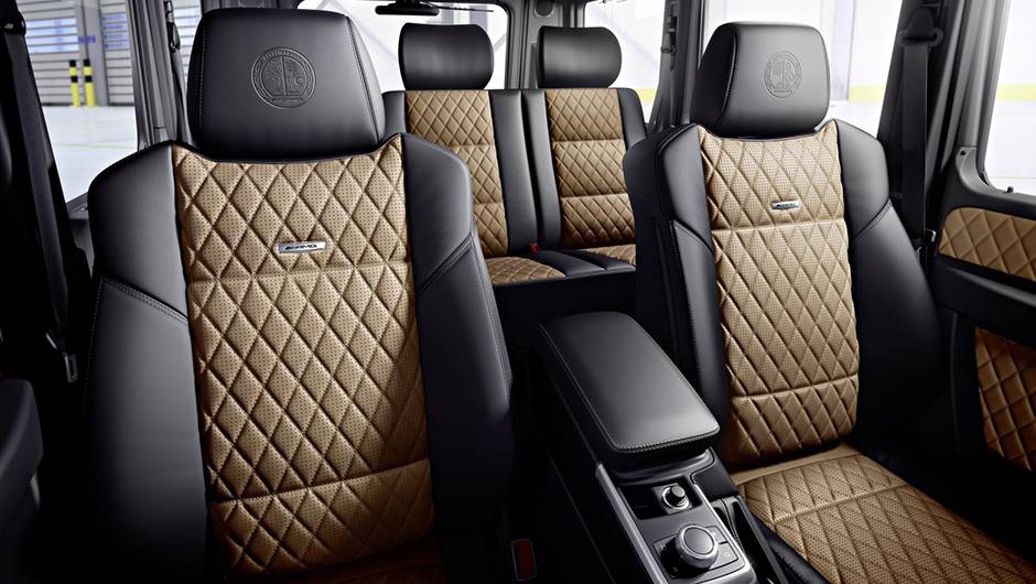 Outro detalhe do revestimento dos bancos é o visual que remete aos diamantes, que se estende às laterais das portas | <a href="https://beta-develop.quatrorodas.abril.com.br/noticias/fabricantes/mercedes-benz-classe-g-recebe-facelift-860921.shtml" rel="migration">Leia mais</a> Outro detalhe do revestimento dos bancos é o visual que remete aos diamantes, que se estende às laterais das portas | <a href="https://beta-develop.quatrorodas.abril.com.br/noticias/fabricantes/mercedes-benz-classe-g-recebe-facelift-860921.shtml" rel="migration">Leia mais</a>