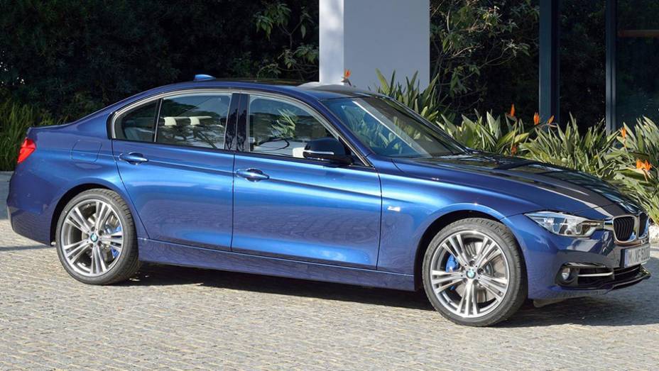 Tamb&eacute;m est&atilde;o dispon&iacute;veis rodas de liga-leve com novos desenhos | <a href="https://beta-develop.quatrorodas.abril.com.br/noticias/fabricantes/bmw-promove-sutil-reestilizacao-serie-3-862220.shtml" rel="migration">Leia mais</a>