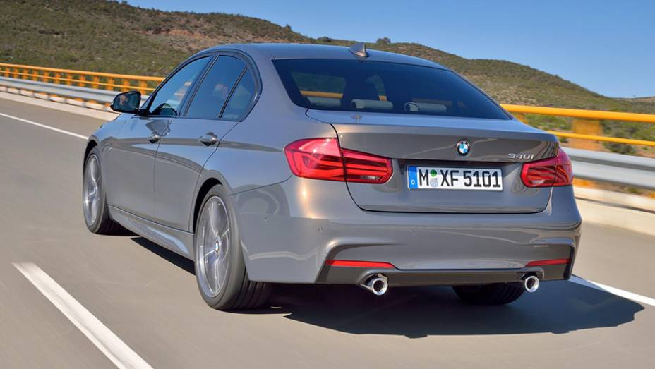 Na traseira, por padr&atilde;o, as lanternas s&atilde;o de LED | <a href="https://beta-develop.quatrorodas.abril.com.br/noticias/fabricantes/bmw-promove-sutil-reestilizacao-serie-3-862220.shtml" rel="migration">Leia mais</a>