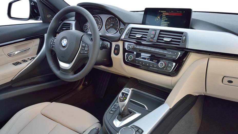 Por dentro, h&aacute; mais detalhes cromados (sa&iacute;das de ar e console central) | <a href="https://beta-develop.quatrorodas.abril.com.br/noticias/fabricantes/bmw-promove-sutil-reestilizacao-serie-3-862220.shtml" rel="migration">Leia mais</a>