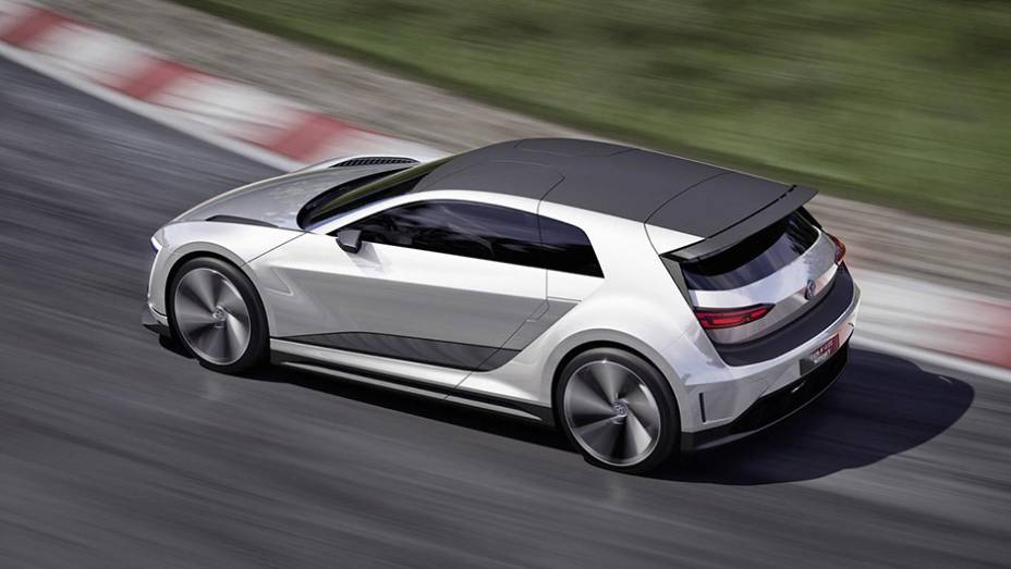 O híbrido plug-in oferece, de modo combinado, 394 cv e 68,3 mkgf | <a href="https://beta-develop.quatrorodas.abril.com.br/noticias/fabricantes/volkswagen-golf-gte-sport-concept-abusa-futurismo-864842.shtml" rel="migration">Leia mais</a>