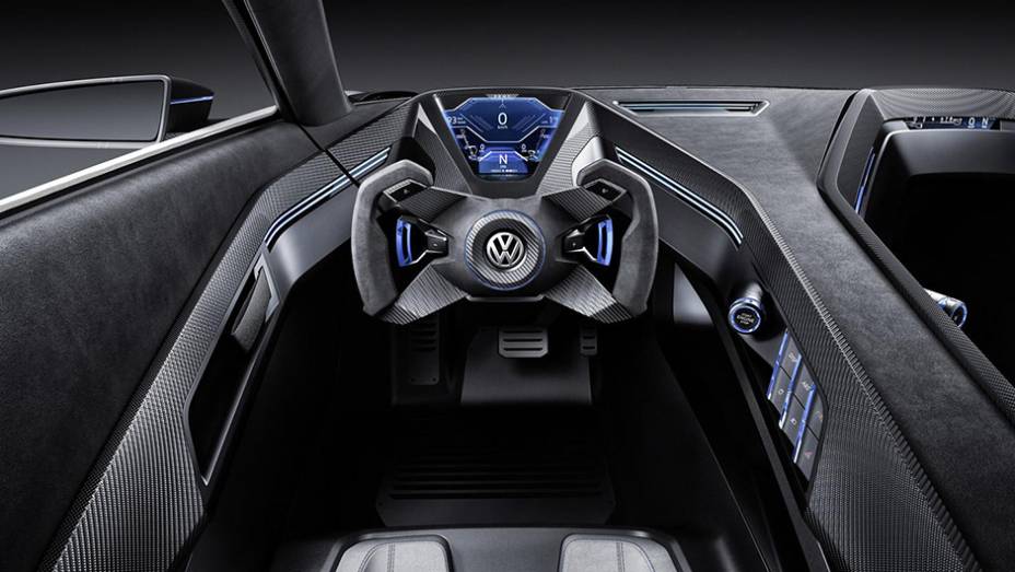 Por dentro, a coluna de direção vem em fibra de carbono e o volante é similar àqueles utilizados em monopostos | <a href="https://beta-develop.quatrorodas.abril.com.br/noticias/fabricantes/volkswagen-golf-gte-sport-concept-abusa-futurismo-864842.shtml" rel="migration">Leia mais</a> Por dentro, a coluna de direção vem em fibra de carbono e o volante é similar àqueles utilizados em monopostos | <a href="https://beta-develop.quatrorodas.abril.com.br/noticias/fabricantes/volkswagen-golf-gte-sport-concept-abusa-futurismo-864842.shtml" rel="migration">Leia mais</a>