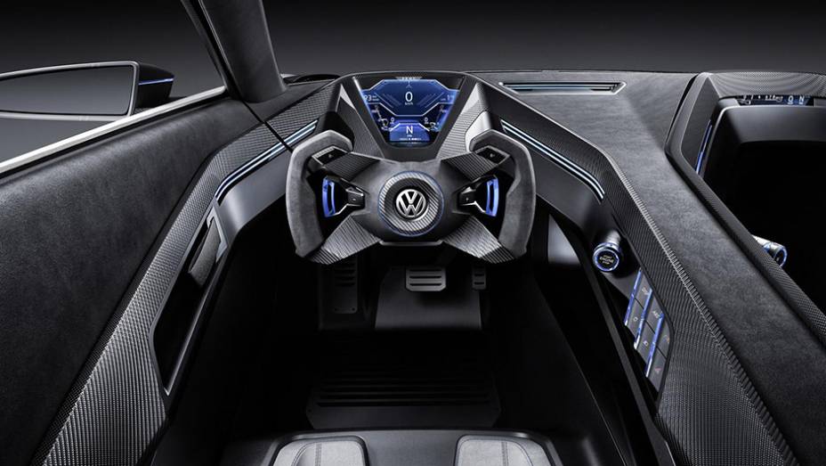 Por dentro, a coluna de direção vem em fibra de carbono e o volante é similar àqueles utilizados em monopostos | <a href="https://beta-develop.quatrorodas.abril.com.br/noticias/fabricantes/volkswagen-golf-gte-sport-concept-abusa-futurismo-864842.shtml" rel="migration">Leia mais</a>